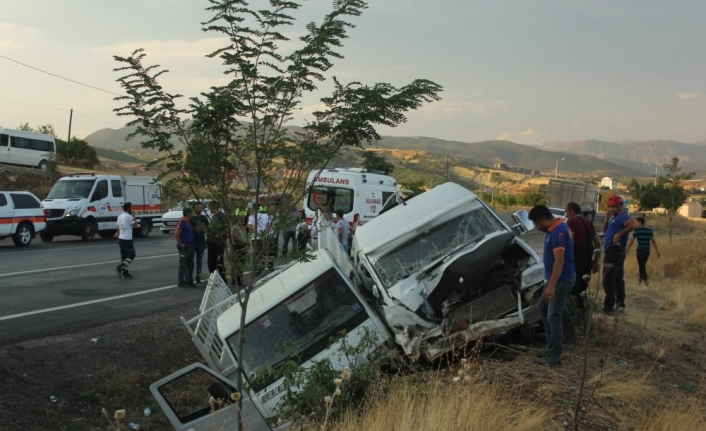 Tunceli-Elazığ karayolunda trafik kazası: 3’ü çocuk 20 yaralı