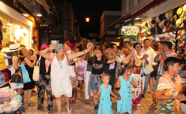 Turistler ilgiyle izledi: Bodrum’da renkli görüntüler