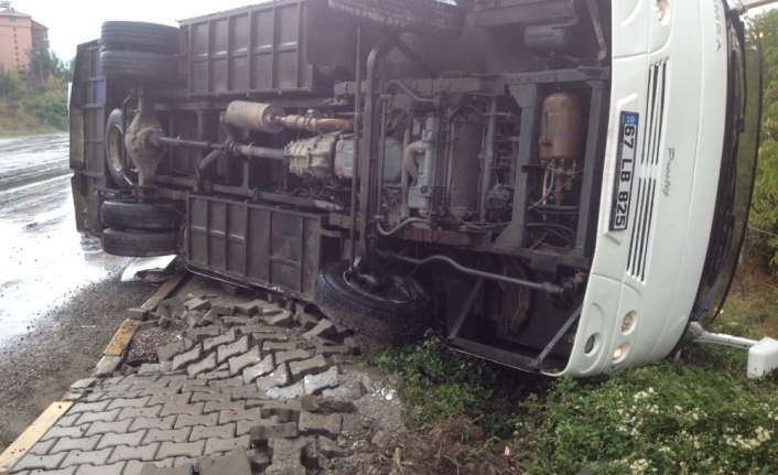 Zonguldak’ta işçi servisi devrildi: 9 yaralı