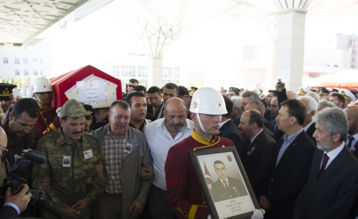 Babası ve kardeşi şehidi asker kıyafetiyle uğurladı