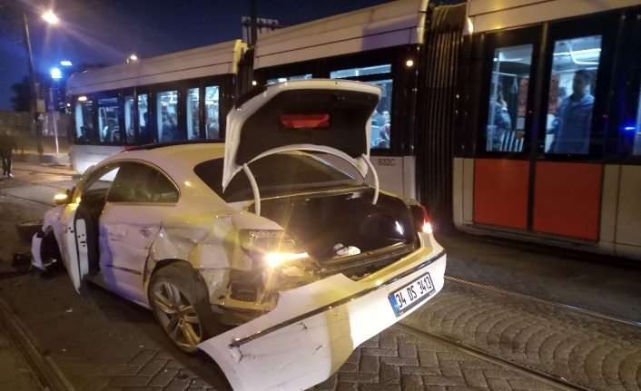 Cevizlibağ’da otomobil tramvaya çarptı: 2 yaralı