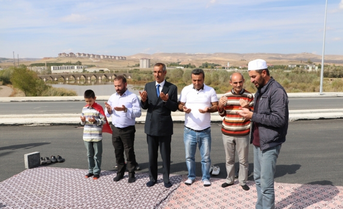 Hayallerindeki köprünün üzerinde şükür namazı kıldılar