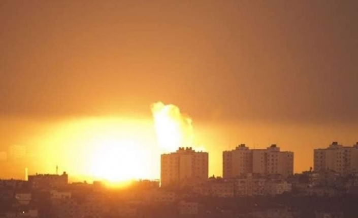 İsrail Gazze’de 4 katlı bir binayı vurdu