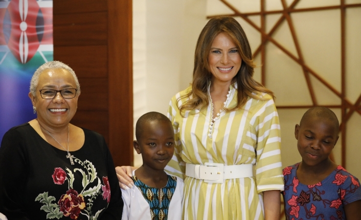 Melania Trump Kenyalı kızların dans gösterisini izledi