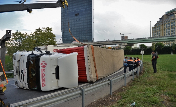 TEM’de tır devrildi trafik felç oldu