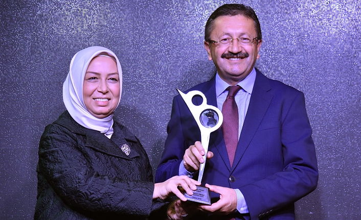 Başkan Veysel Tiryaki'ye "Yerelde Vizyon Belediyecilik" Ödülü