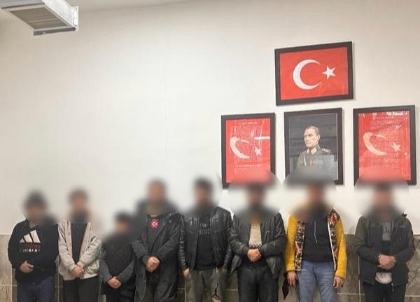 Göçmen gibi giyinen jandarma, 2 organizatörü suçüstü yakaladı