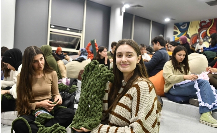 Ankaralı gençler çocuklara atkı ördü