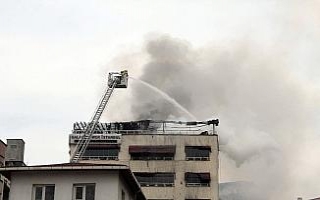 Karaköy’de gökyüzünü dumanlar kapladı