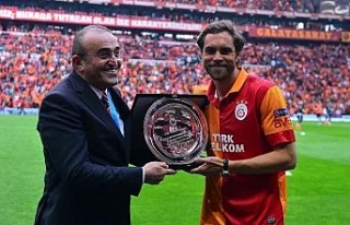 Galatasaray’dan Elmander’e plaket