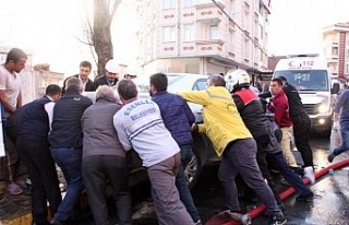 Otomobili kucaklayıp yoldan çektiler