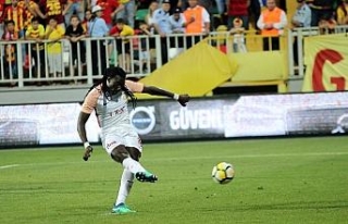 Gomis tarihe geçti