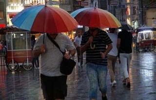 Taksim’de sağanak yağış etkisini gösteriyor
