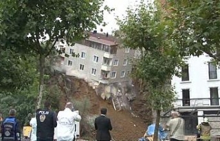 Beyoğlu Sütlüce’deki bina çöktü