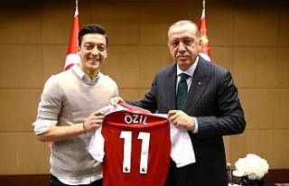 Mesut Özil’den alkışlık açıklama