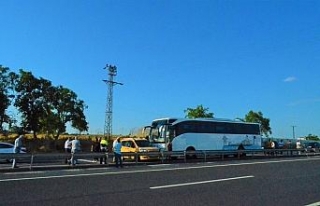 Yolcu otobüsü taksiye çarptı: Trafik durdu!