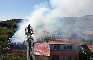 Ailesine kızdı evi yaktı