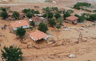 Sel yıktı geçti